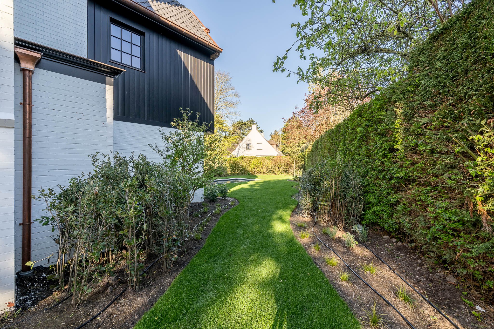 Luxueus gerenoveerde koppelvilla met zwembad in de Noordzeelaan te Knokke. 