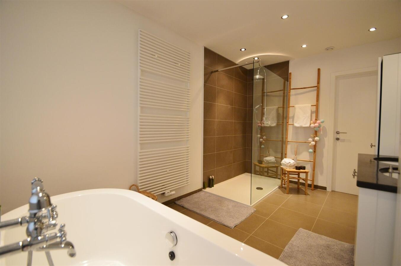 Klassevol gerenoveerde gezinswoning met tuin - Heist 