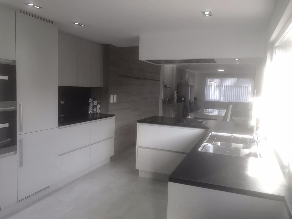 UNIEK GERENOVEERDE STADSWONING MET ZWEMBAD 