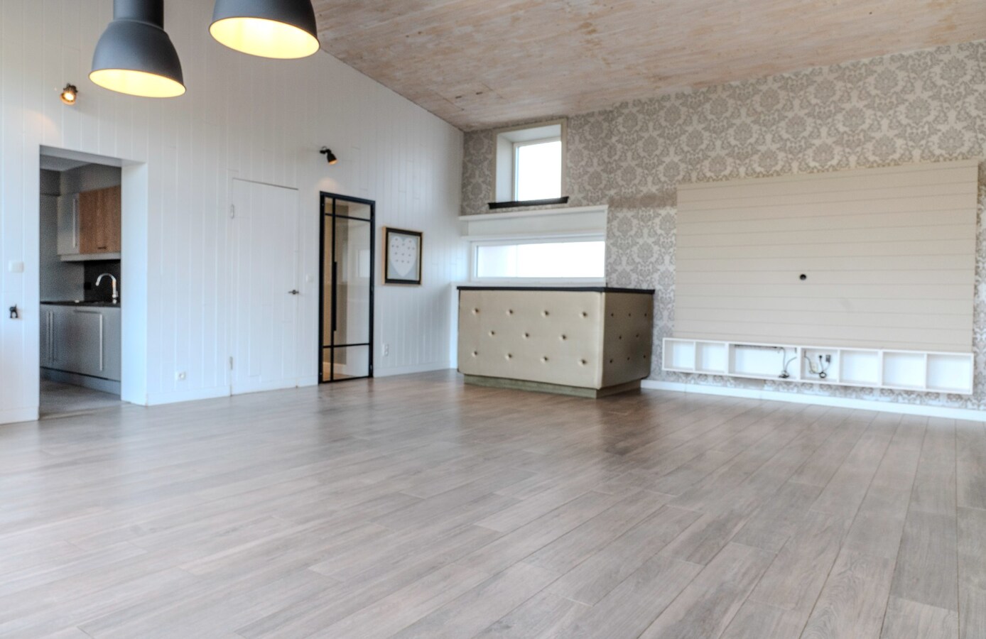 Ruim huis met vergunde stal 