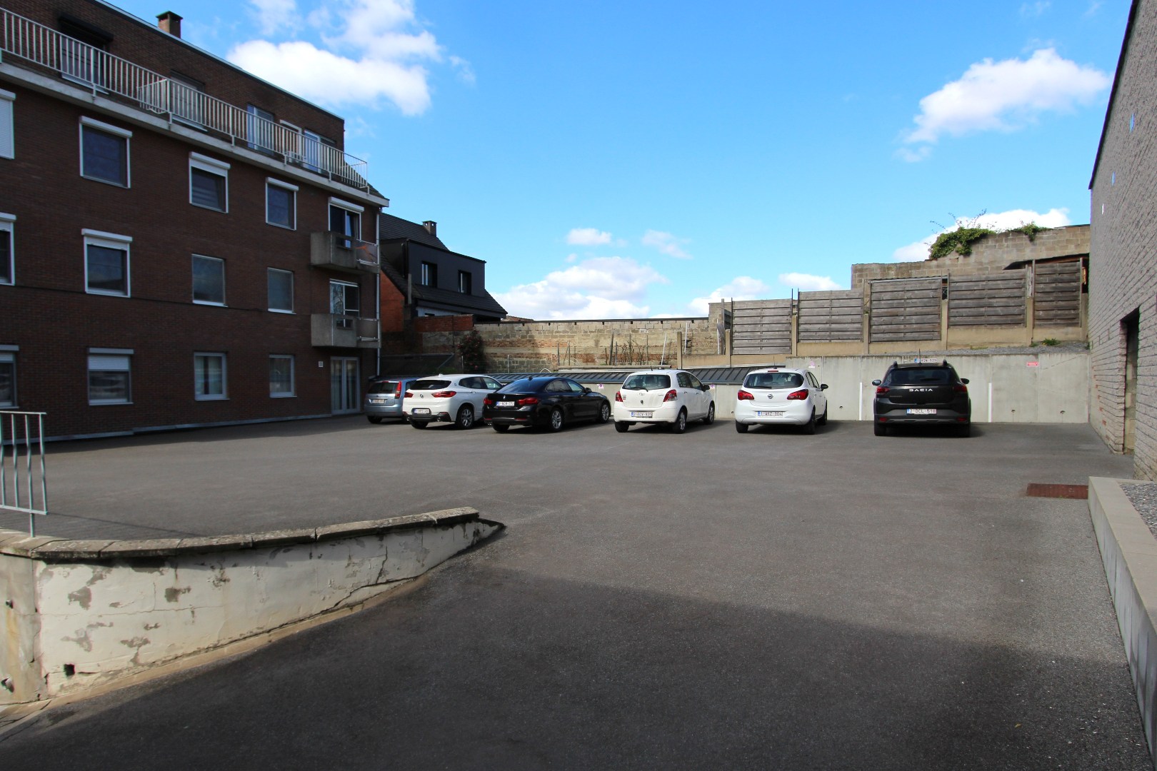 gemeenschappelijke koer met parking