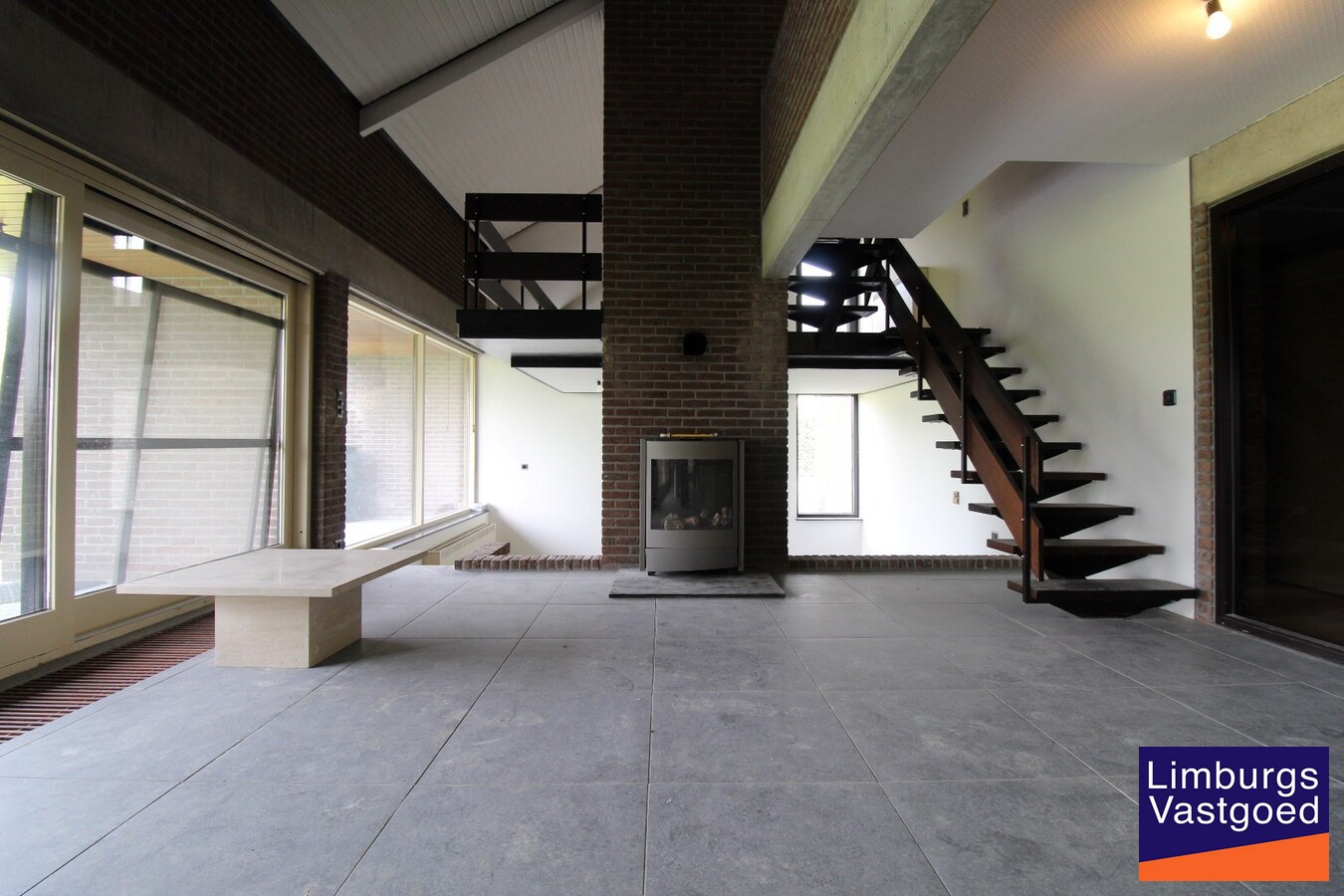 Ruime villa, 308m², 4 slpk, uitzicht op velden, 19a49ca 