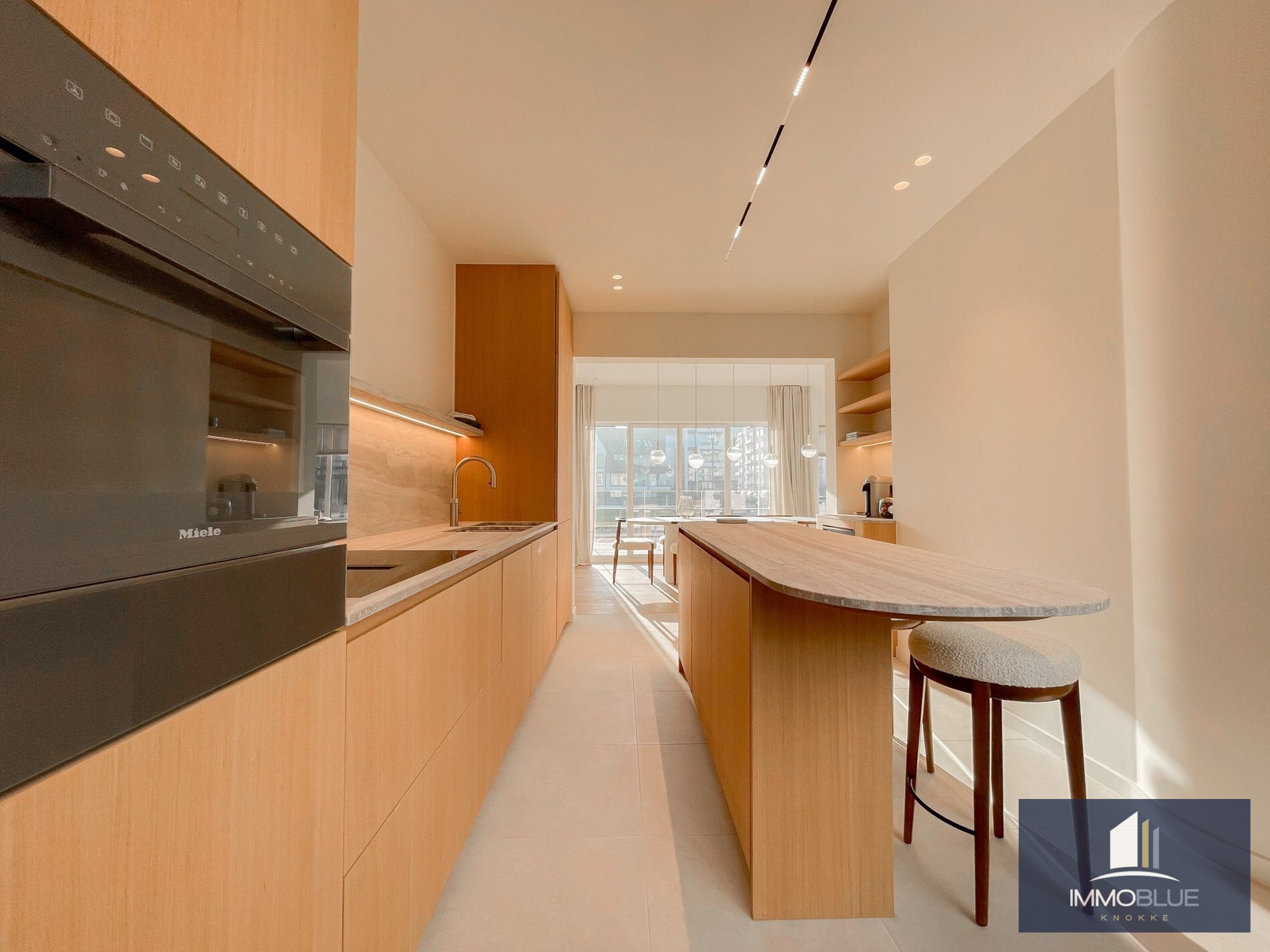 Exclusieve villa: Uitzonderlijk volledig gerenoveerde villa met frontaal zeezicht. 