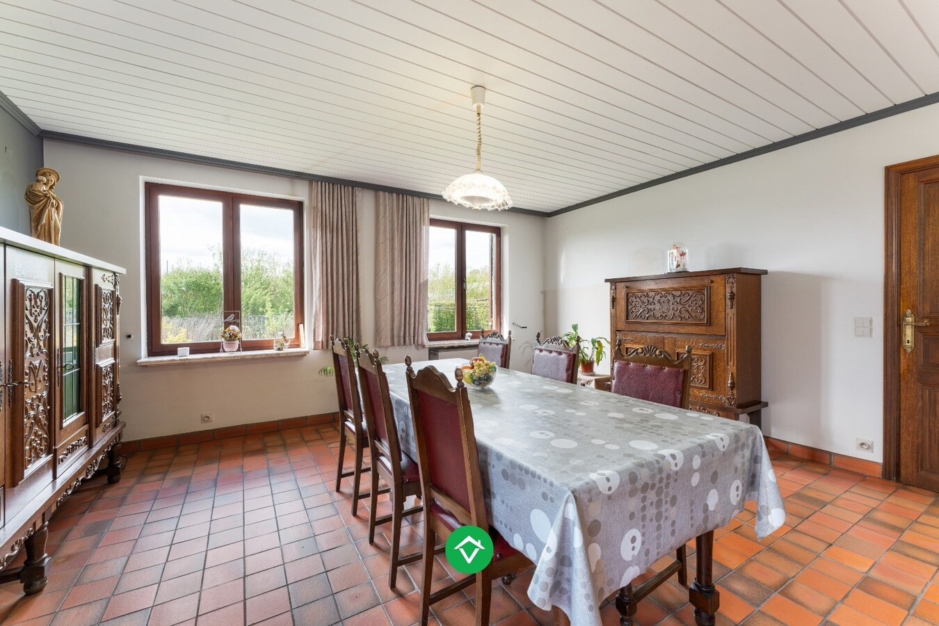 Alleenstaande woning met drie slaapkamers en dubbele garage in centrum Koekelare 