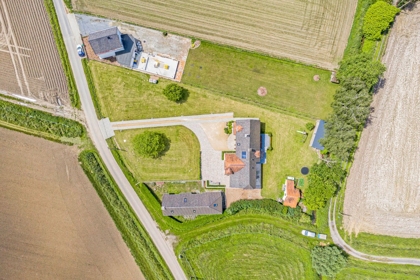 Uitzonderlijk gelegen landelijke villa met bijgebouw 