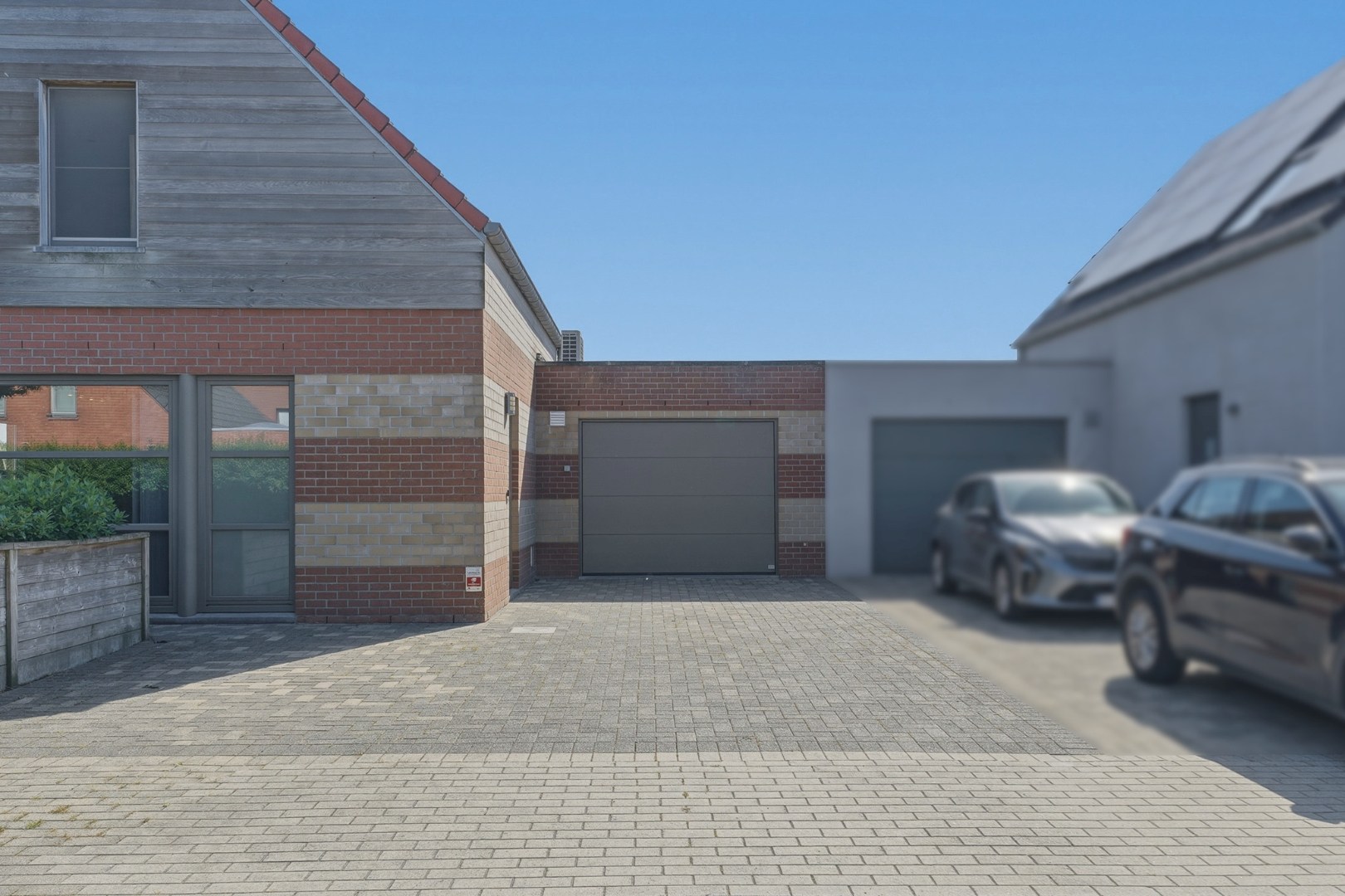 Instapklare halfopen bebouwing met 3 slaapkamers en zwembad 