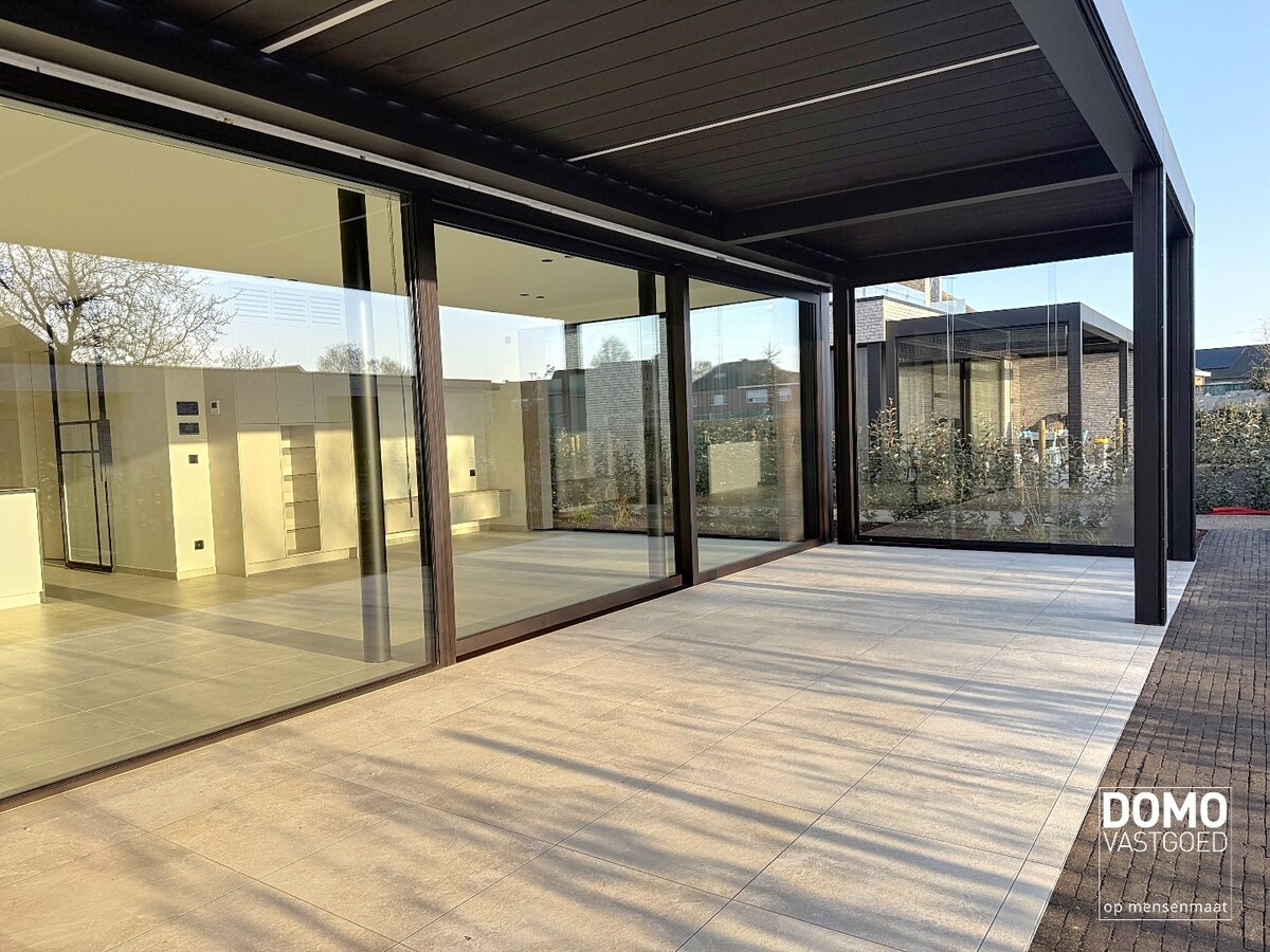 HOOGWAARDIG AFGEWERKT APPARTEMENT VAN 122,50 M² MET 2 SLAAPKAMERS, RUIM TERRAS EN PARKEERPLAATS TE CENTRUM TUILT 