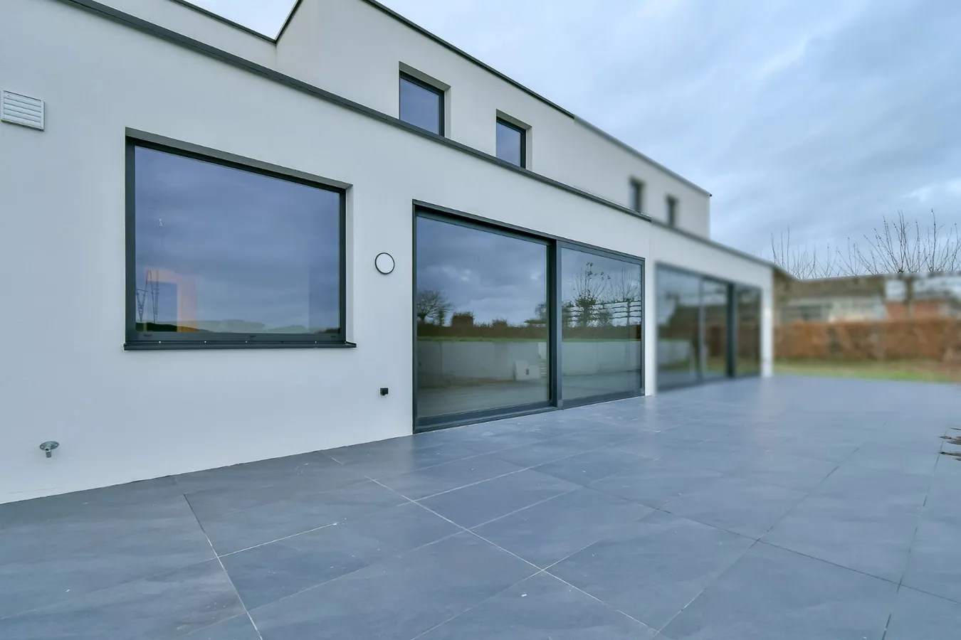 Ruime afgewerkte nieuwbouwwoning met landelijk zicht! 