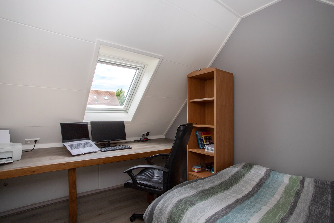 Royale gemoderniseerde gezinswoning met grote woonkamer, open keuken en vijf slaapkamers in hartje Middelbeers 