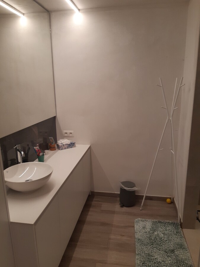 BEN-appartement met terras en tuintje. 
