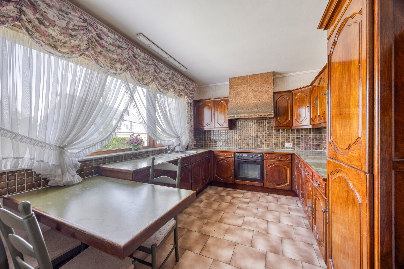 BUNGALOW – 2/4 kamers, dubbele garage &amp; kelders – 1650 BEERSEL 