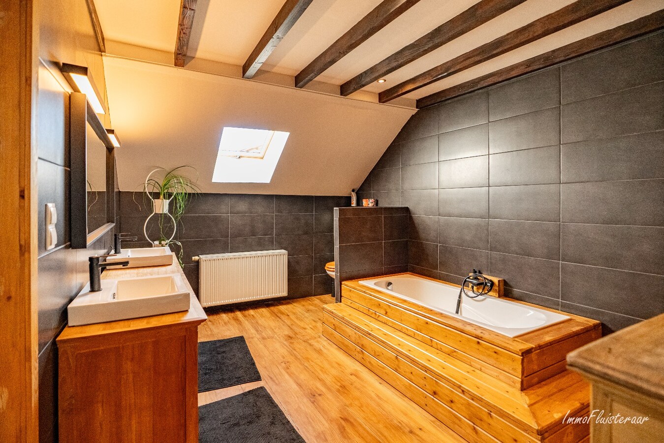 Charmante maison prête à emménager avec des installations pour chevaux sur environ 75a à Waanrode. 