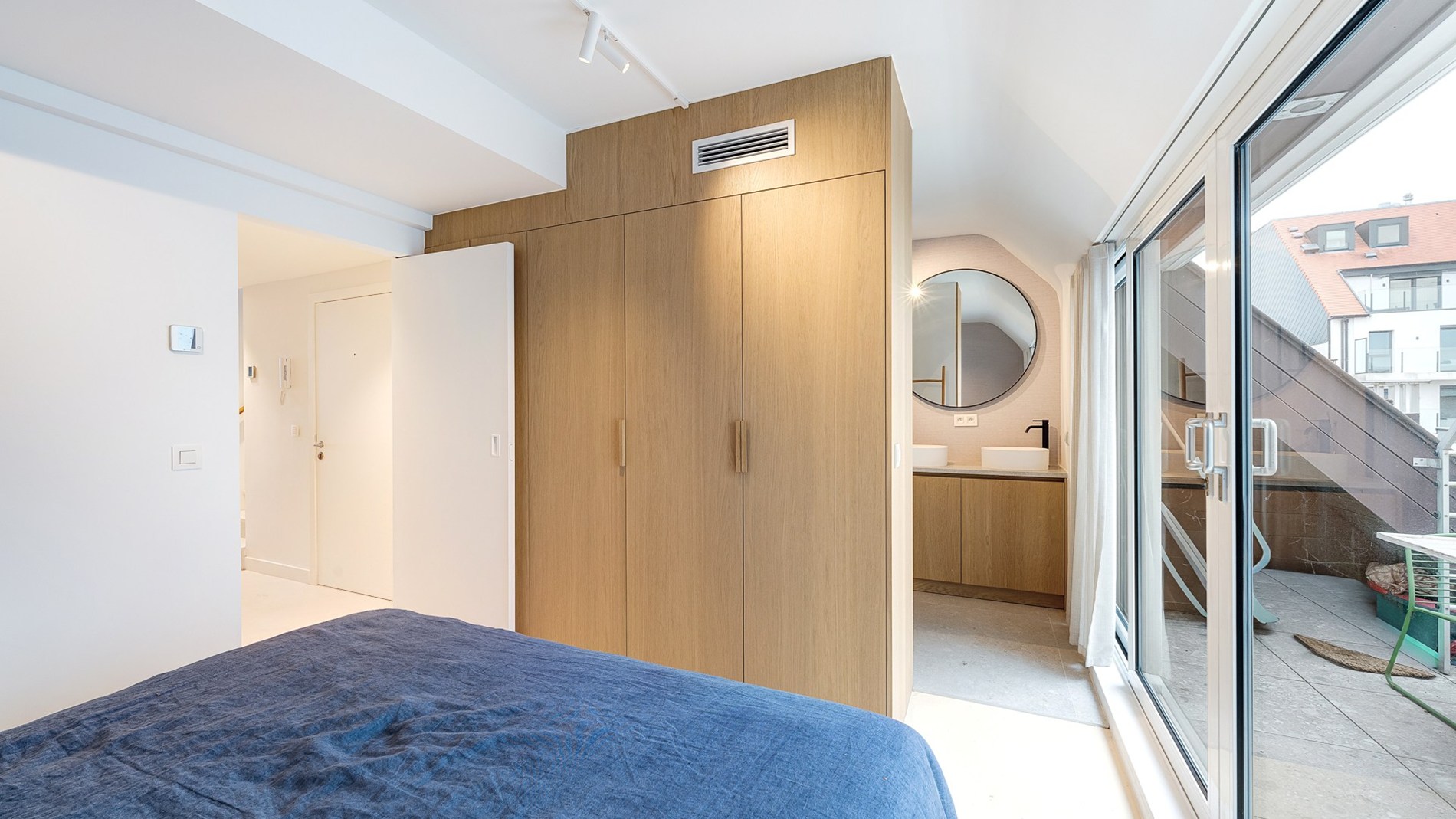 Magnifiek gerenoveerd duplexappartement met 3 SLAAPKAMERS VOOR DUBBEL BED en 3 badkamers. Ruim TERRAS vooraan en achteraan. Ideaal gelegen, rustig maar toch nabij Zeedijk en Lippenslaan. 