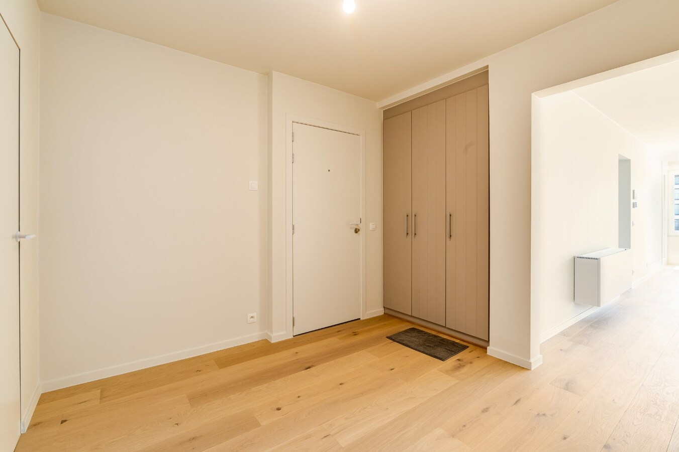 Totaal gerenoveerd appartement met open zicht en uitzonderlijke terrassen op topligging in Heist. 