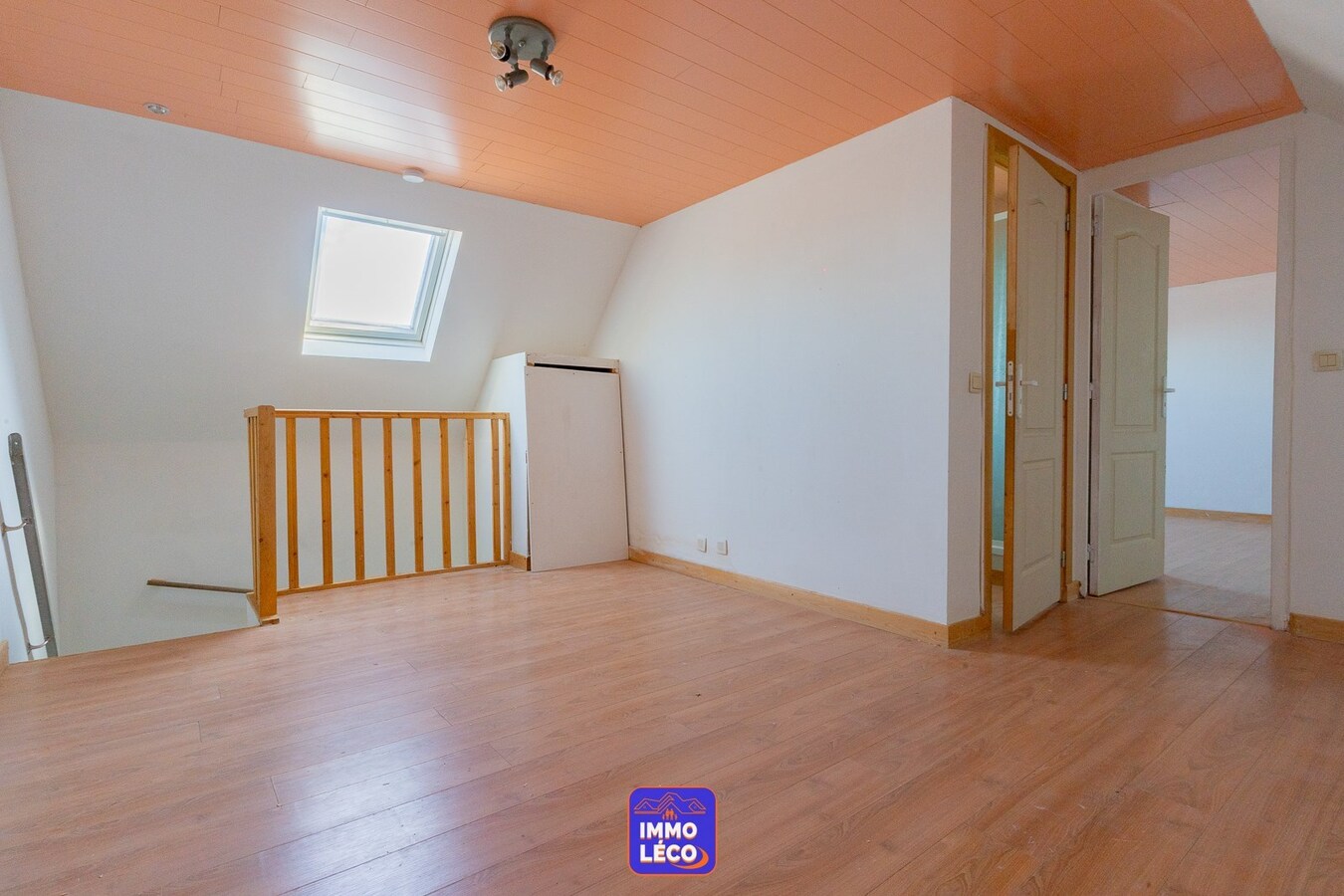 Maison avec jardin, située dans une rue calme. 