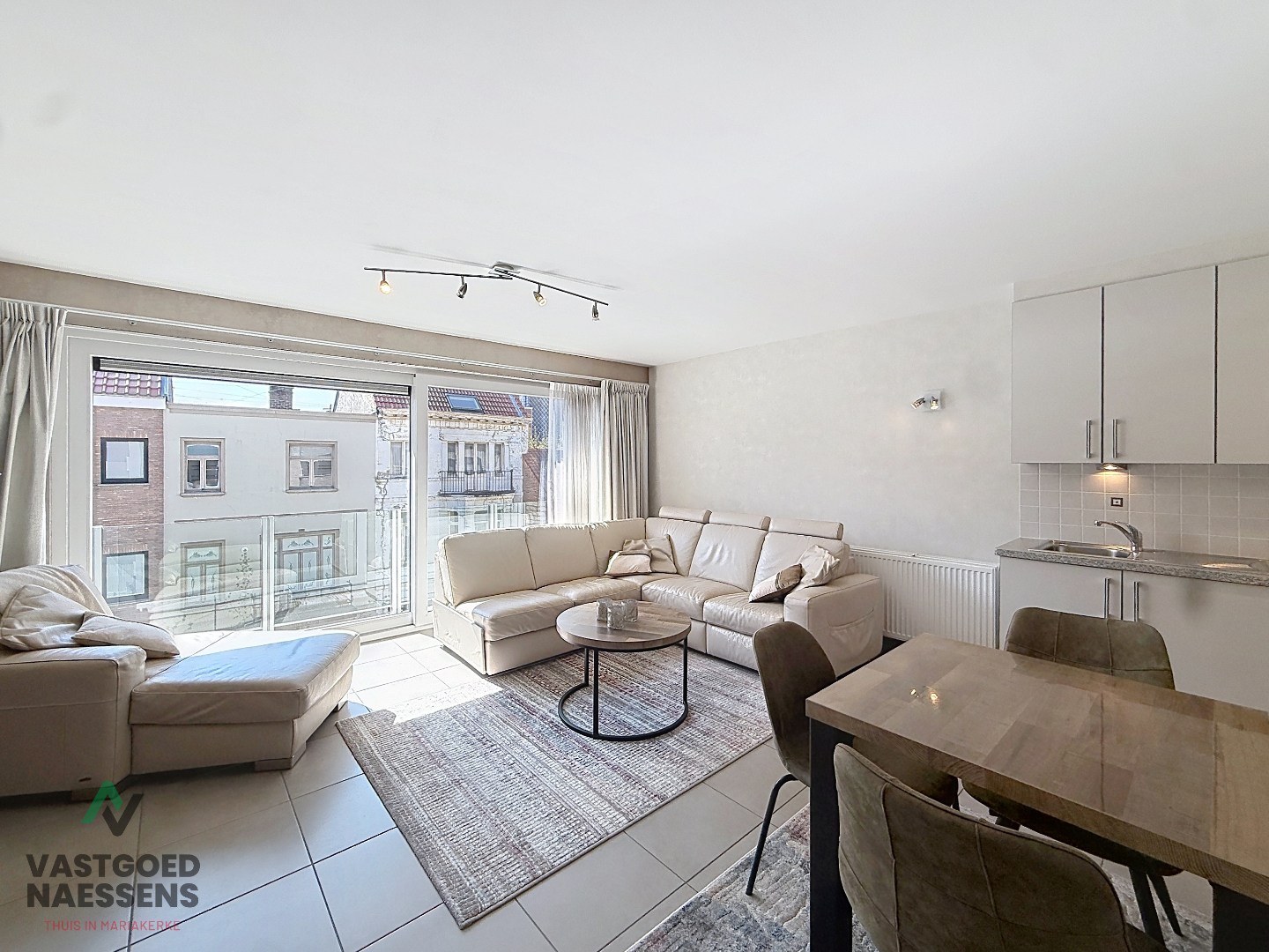 Prêt à emménager et ensoleillé appartement de 2 chambres dans une résidence jeune. 