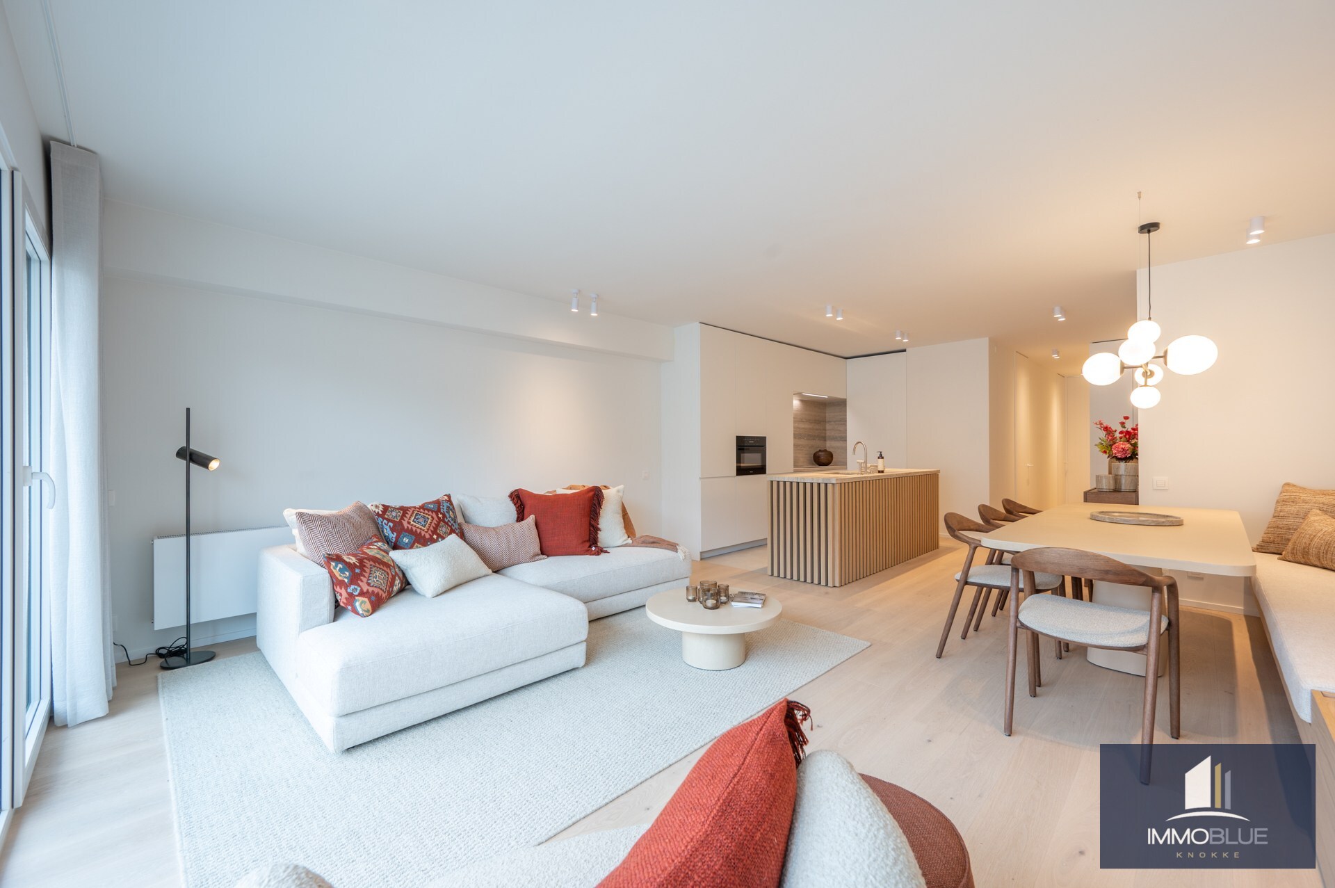 Stijlvol volledig gerenoveerd appartement gelegen nabij het Rubensplein . 