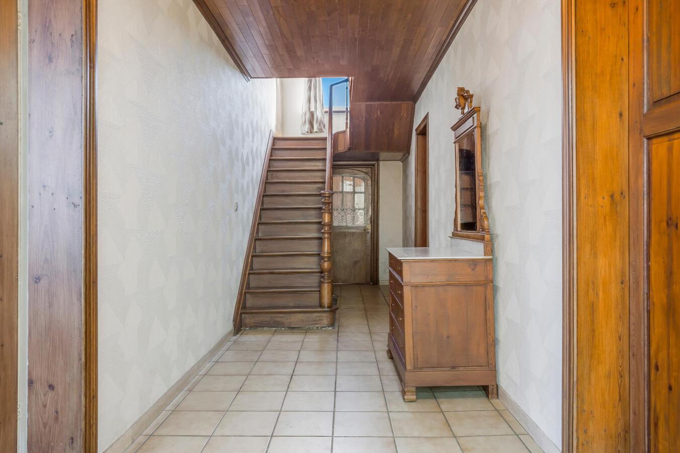 Residentieel gelegen karakterwoning op ruim perceel van 1886 m². 