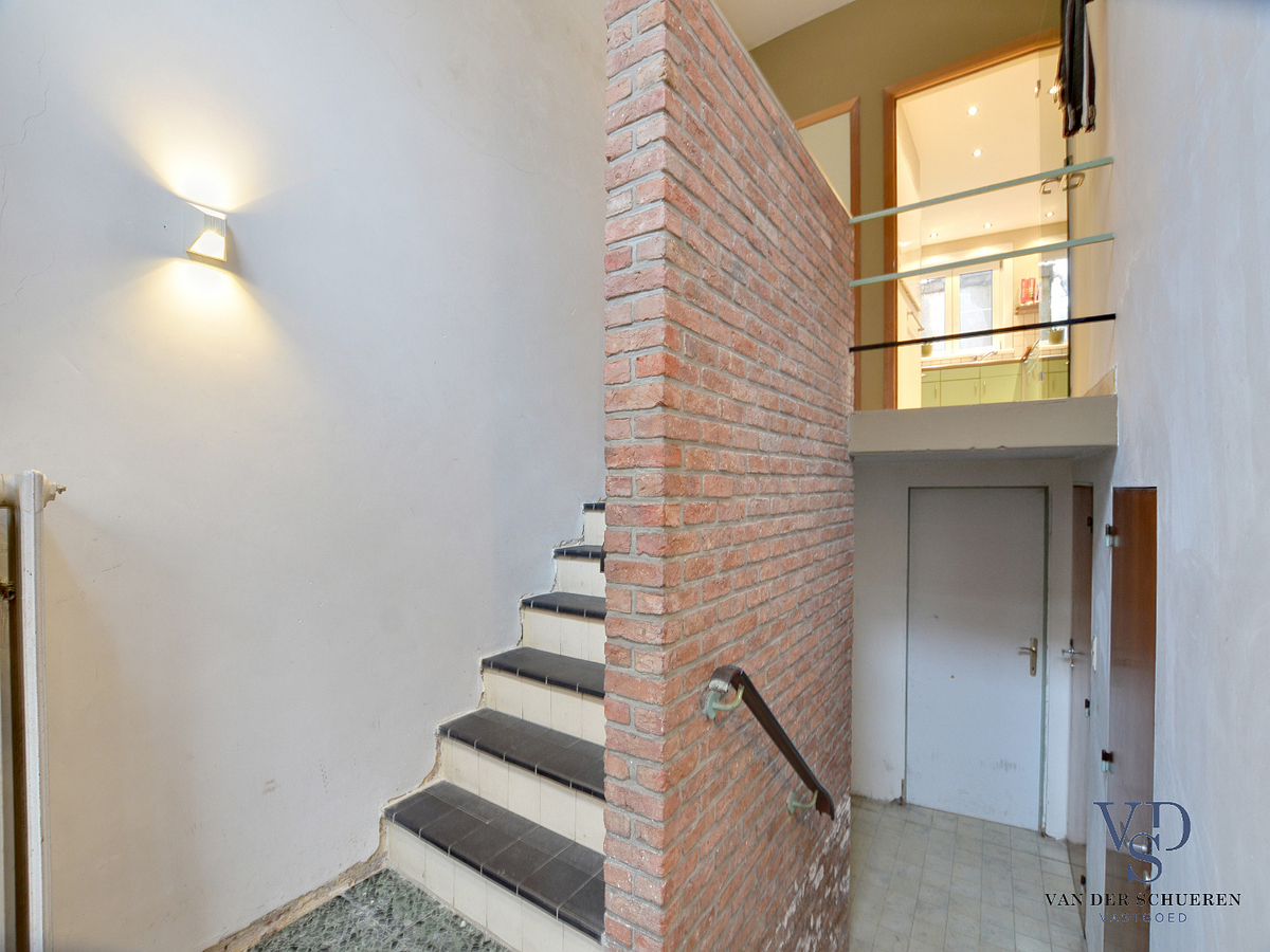 Ruime, degelijke bel-étage nabij Sint-Pieters-station. TOPPER !! 