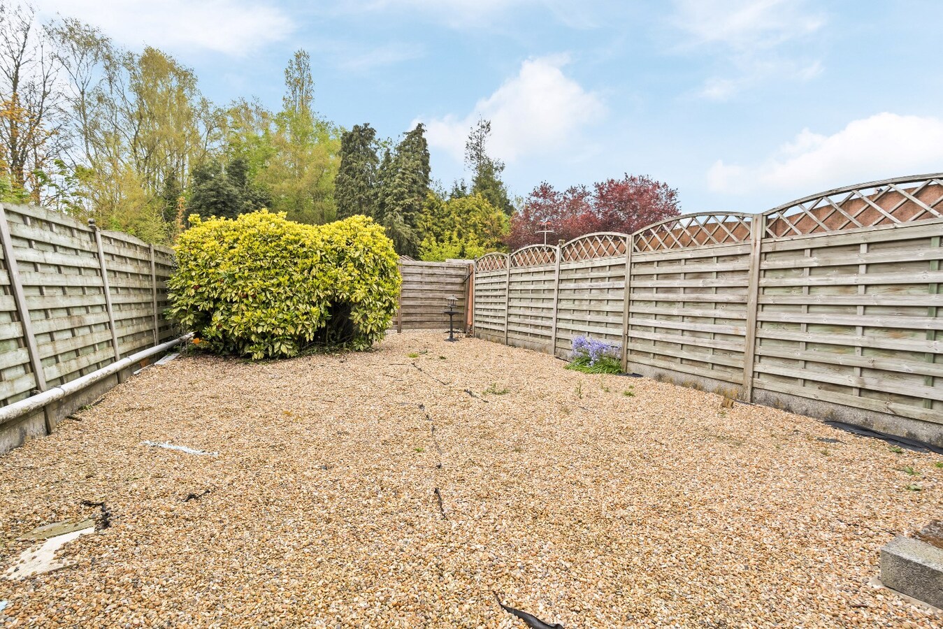 Halfopen woning met drie ruime slaapkamers en garage. 