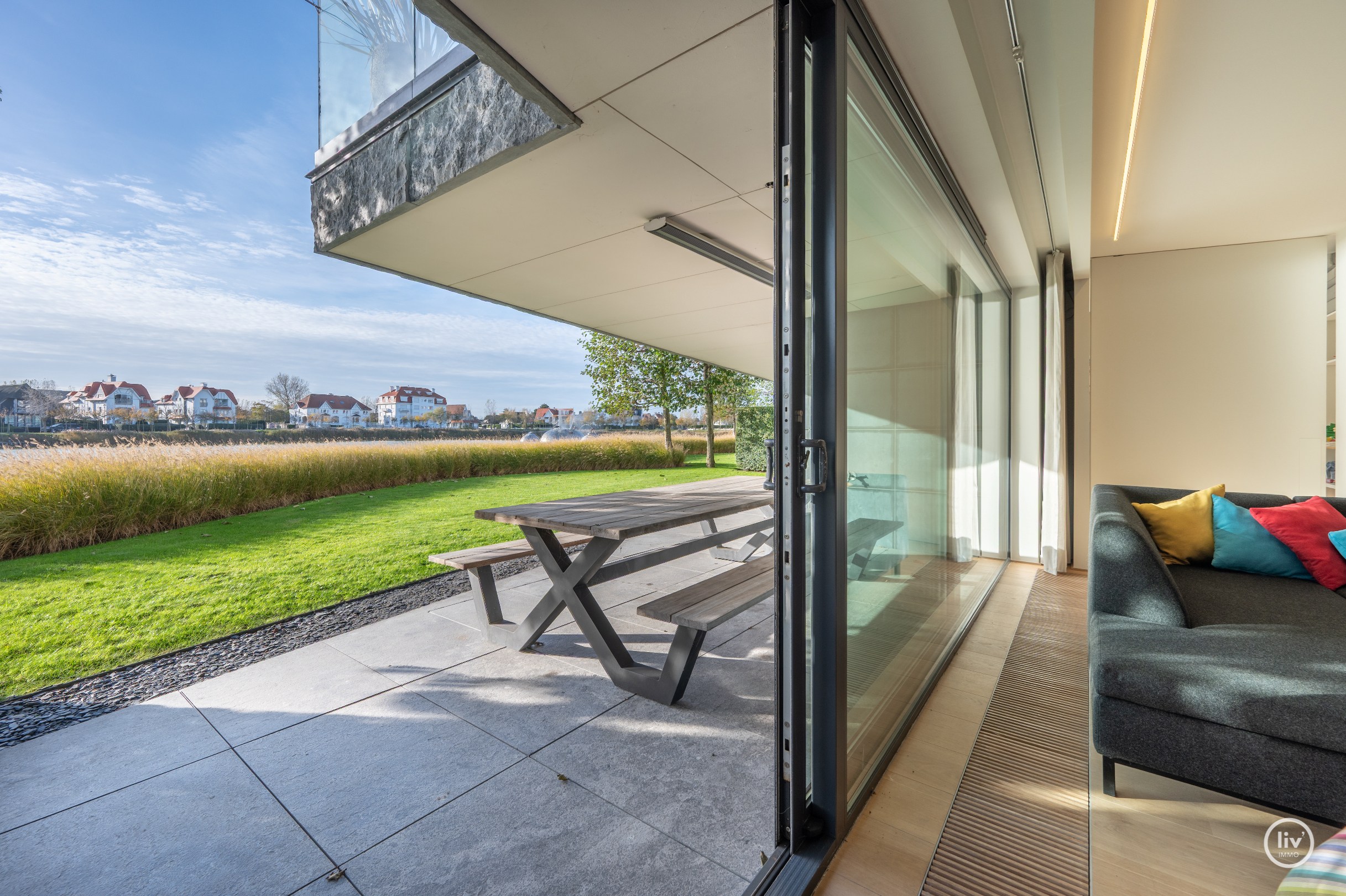Breed en luxueus afgewerkt tuinappartement met wijde zichten op het meer. 