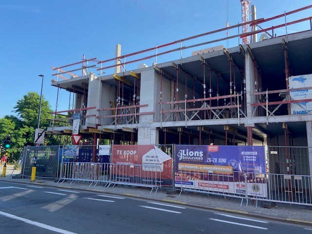 Gelijkvloerse handelsruimte van 143 m² met luxe appartement op een toplocatie in Waregem! 