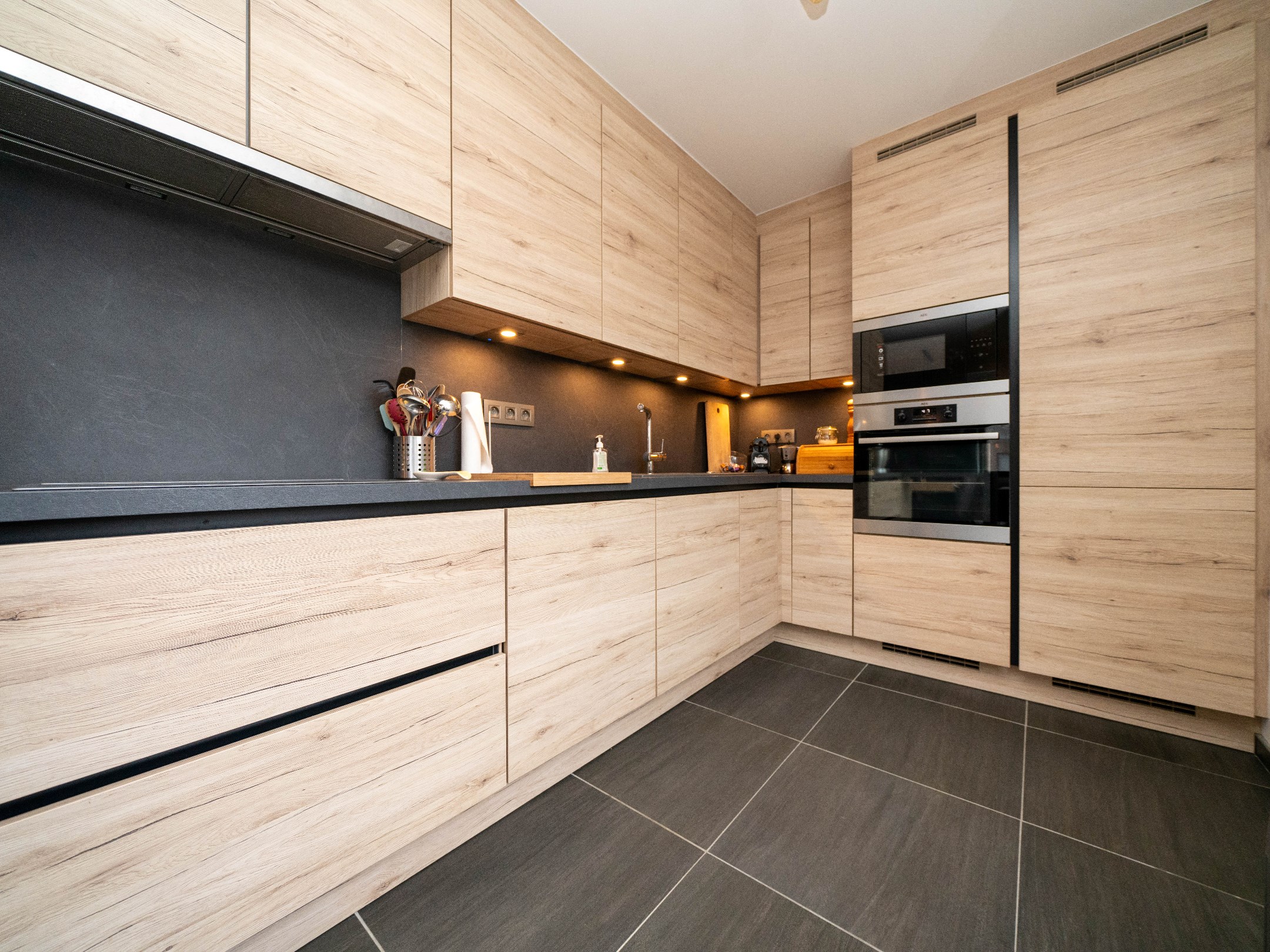 Ruim 2 kamer-appartement met dubbele garage en kelder 