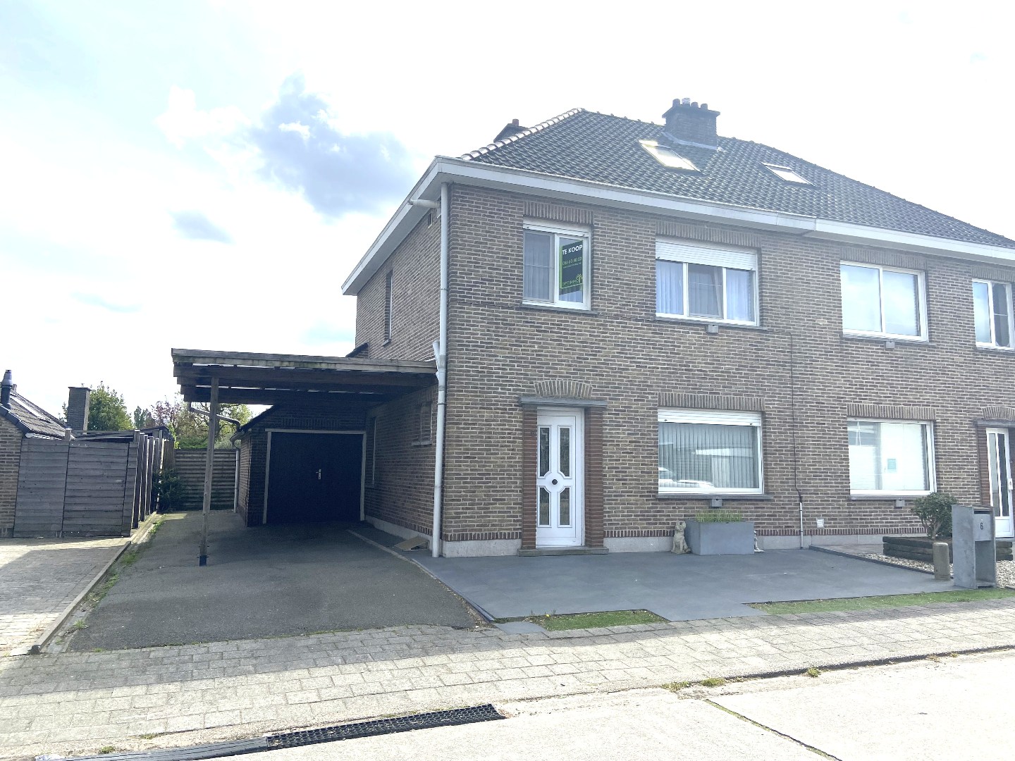 Instapklare en gerenoveerde gezinswoning op goeie centrale ligging! 