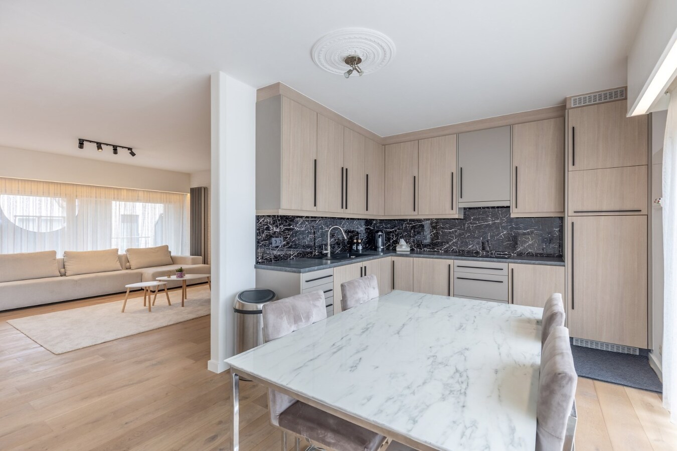 Modern en comfortabel gerenoveerd appartement op de eerste verdieping in het centrum van Neeroeteren 