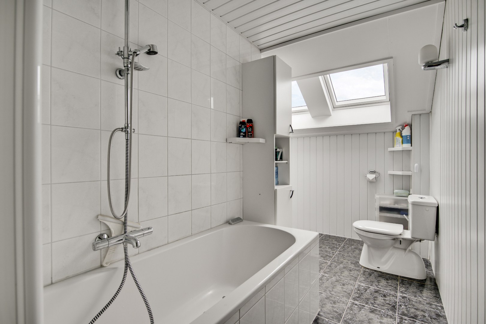Ruime Tussenwoning in Weert met 4 Slaapkamers, 2 Badkamers, Tuin op het Noordwesten en 2 Parkeerplaatsen - Bouwjaar 1981, 132m² Woonoppervlak 