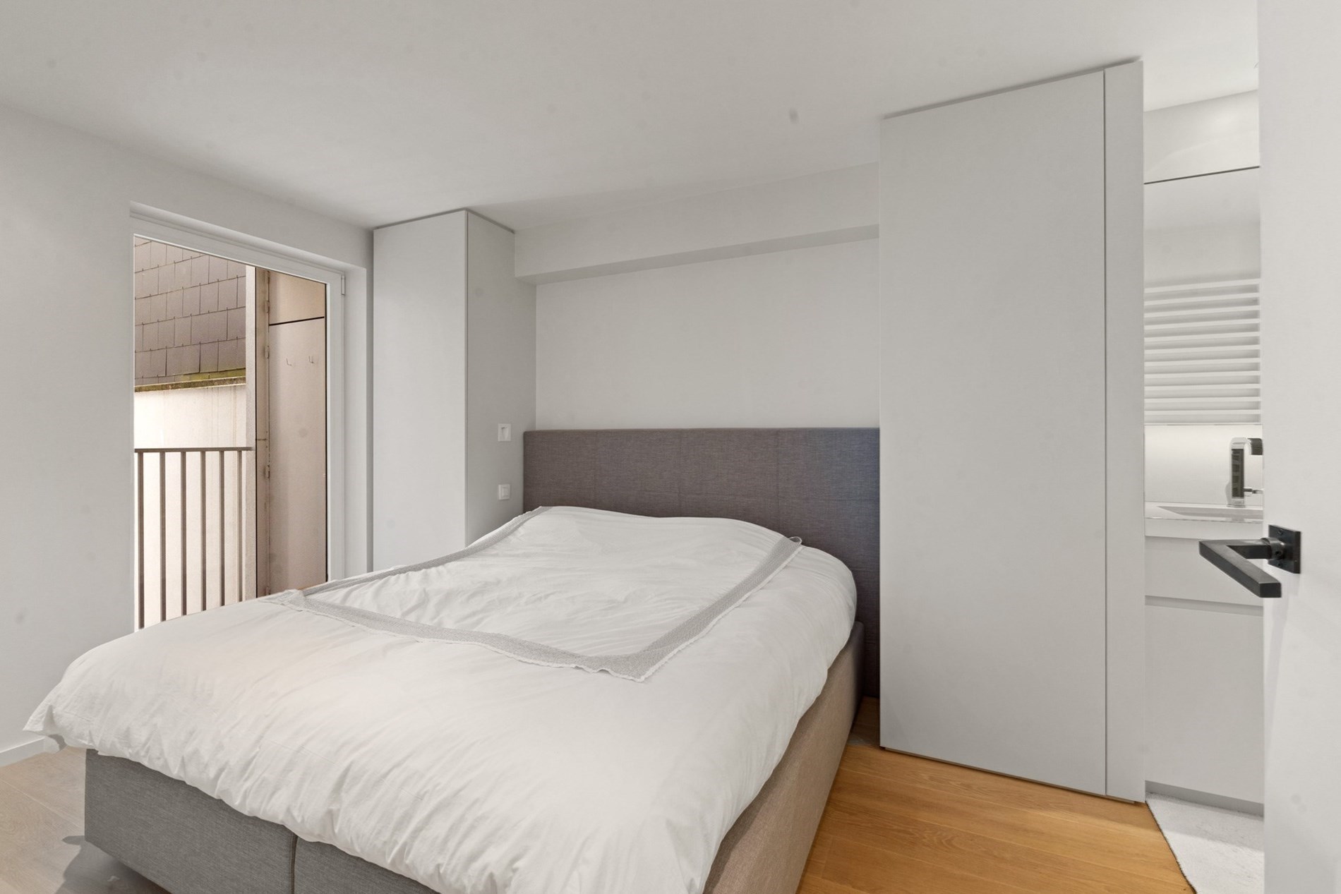 Bel appartement rénové, spacieux avec 2 chambres et une belle largeur de façade, situé au centre de l'avenue Lippens à Knokke. 