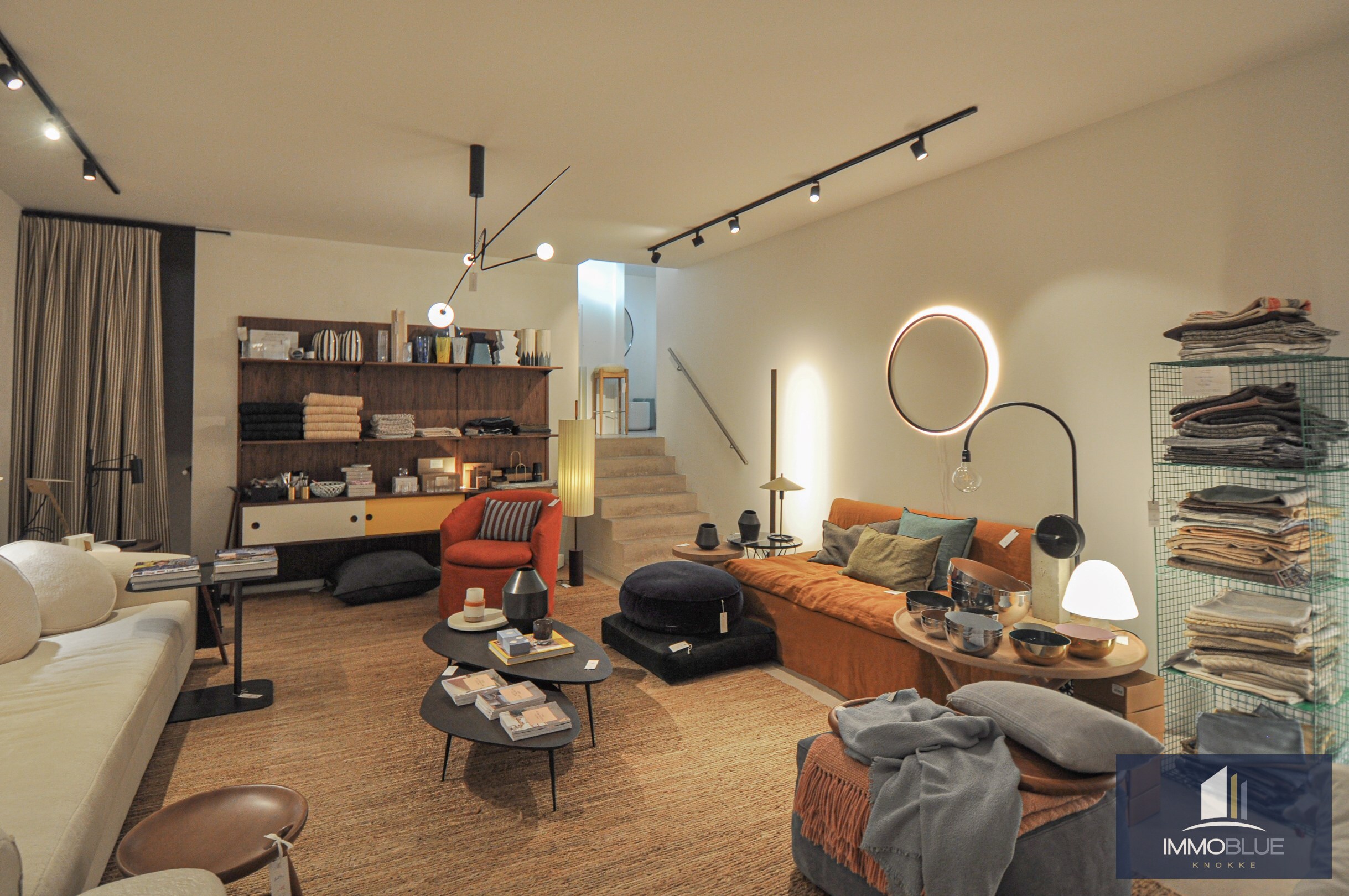 Grand local commercial avec garage intérieur situé au Zoute. 