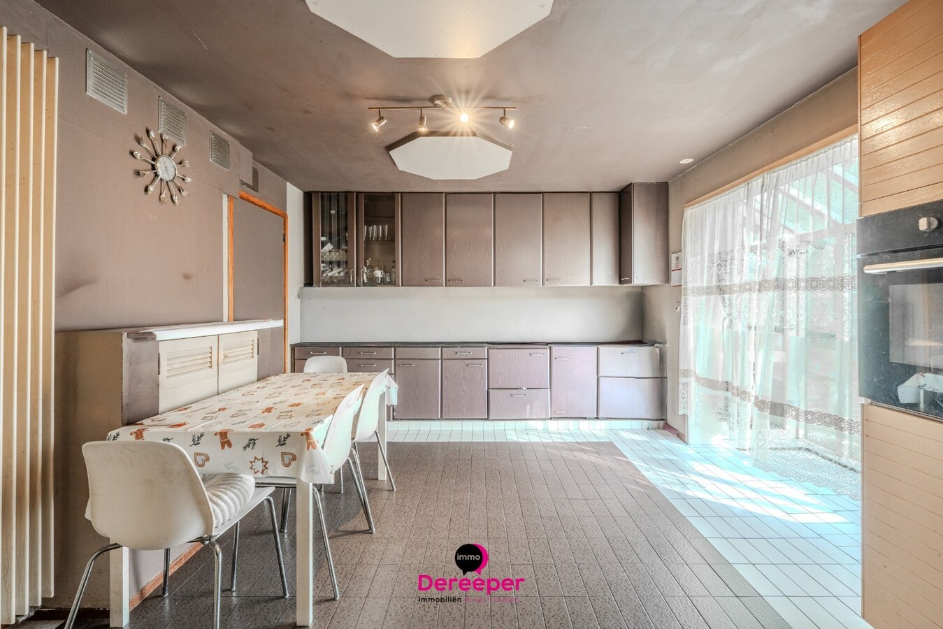 Ruim perceel van 955 m² met twee gekoppelde woningen – perfect voor kangoeroewonen in Gistel 