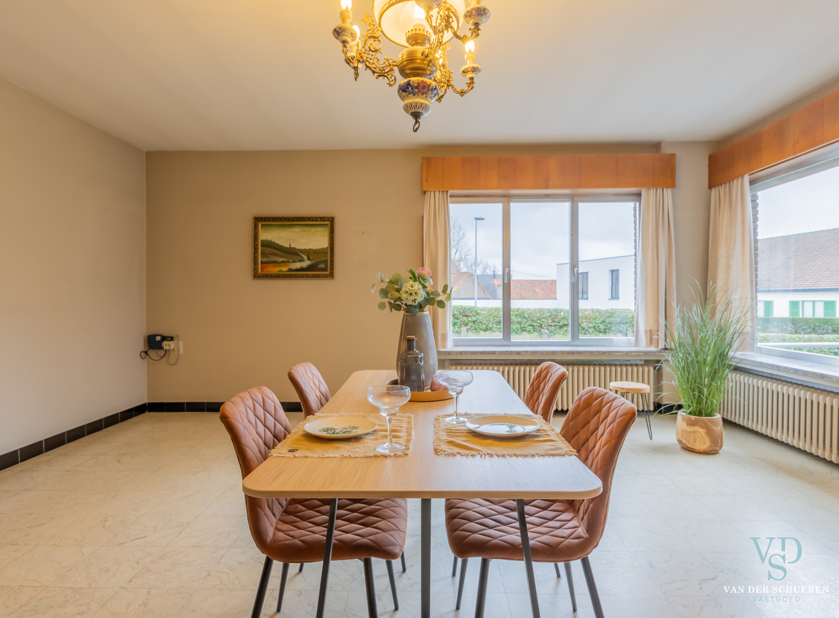 Degelijke, bijzonder ruime woning te Dikkelvenne. 