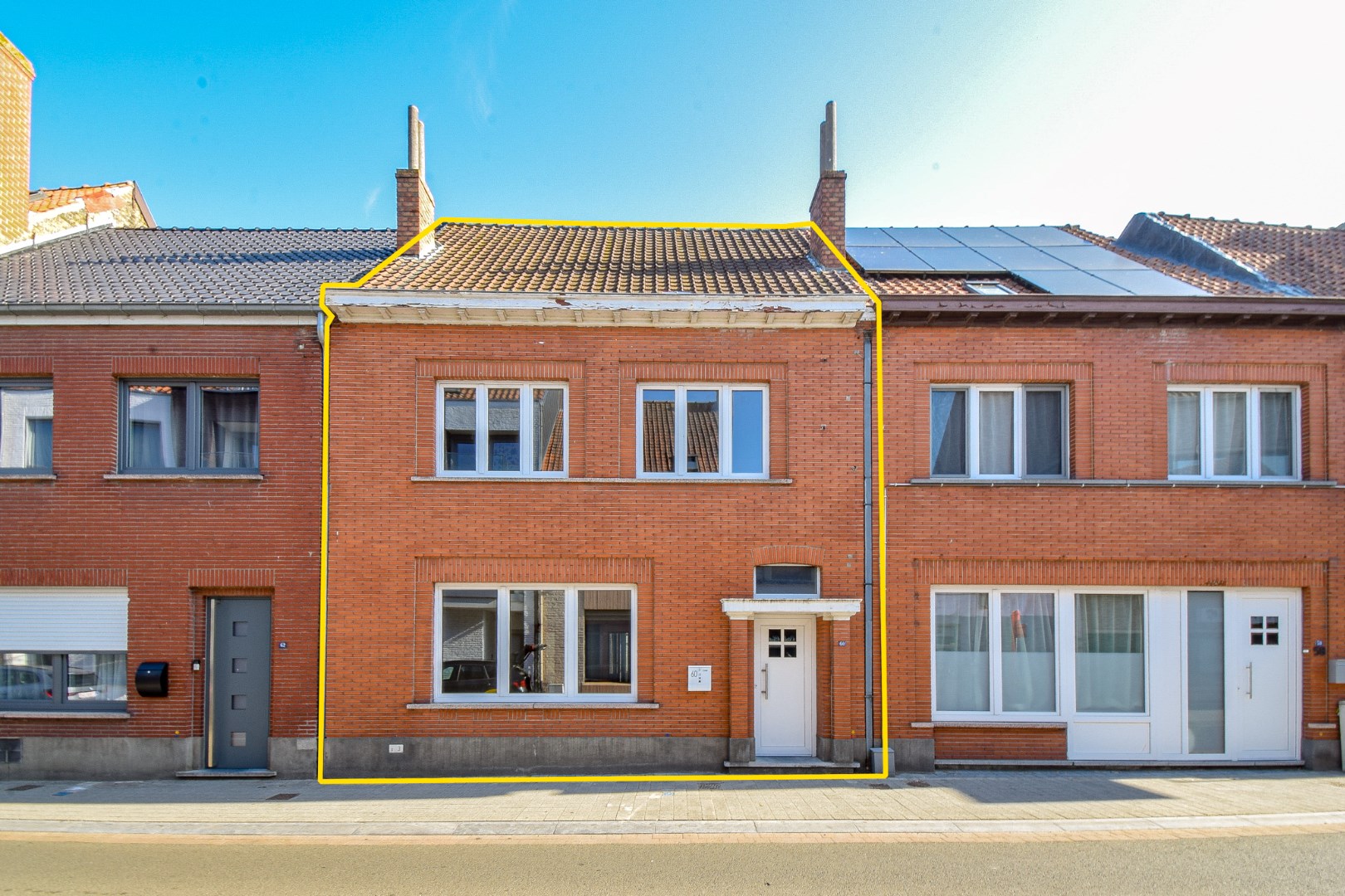 Instapklare gerenoveerde rijwoning in het centrum van Gistel 