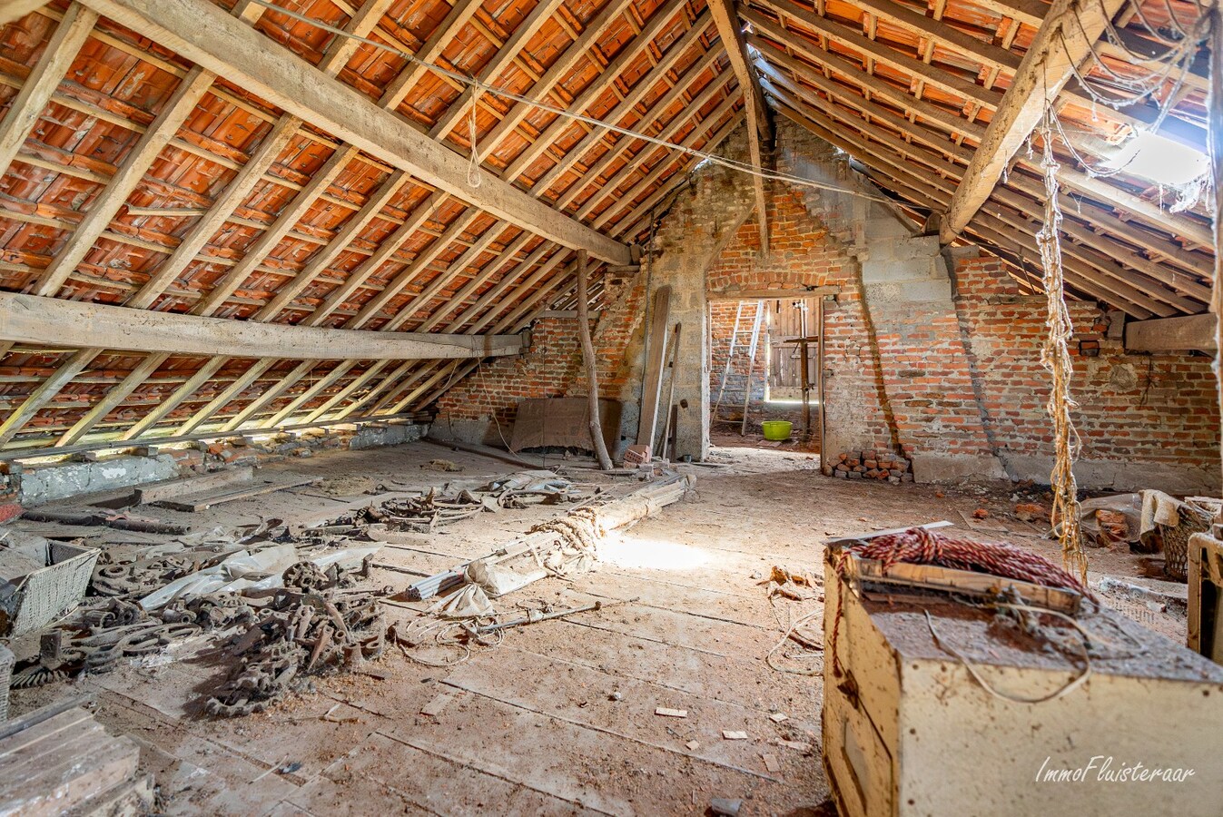 Te renoveren vierkantshoeve op een ruim perceel van ca. 2,6ha te Kortenaken 