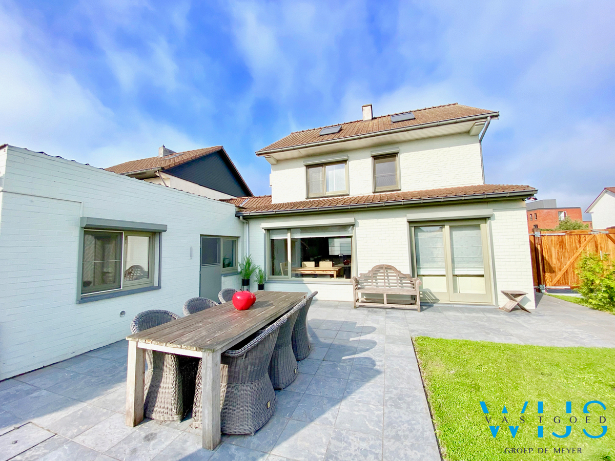 Instapklare gezinswoning met 3 slaapkamers &amp; ruime tuin te Zelzate! 