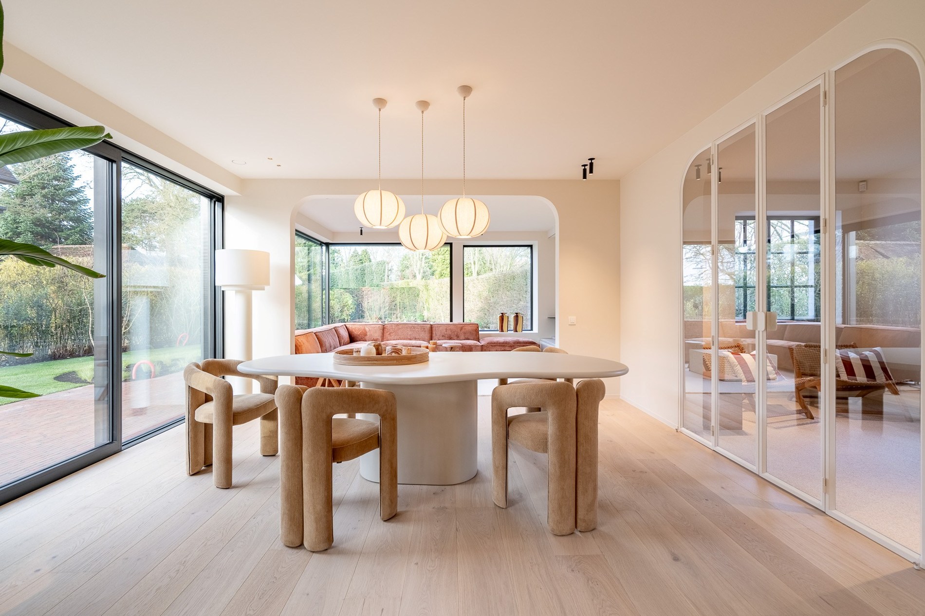 Luxueus gerenoveerde koppelvilla met zwembad in de Noordzeelaan te Knokke. 