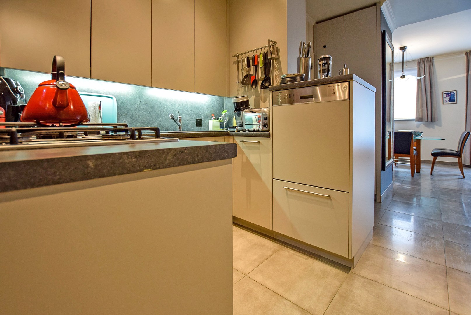 Prachtig onderhouden gelijkvloersappartement van maar liefst 175m² gelegen op 50m van het strand te Sint-Idesbald. 