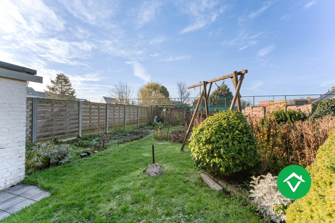 Ruim herenhuis met 4 slaapkamers en aparte garagebox in centrum Gistel 