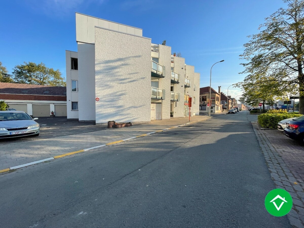 Instapklaar appartement met twee slaapkamers en garage te Roeselare 