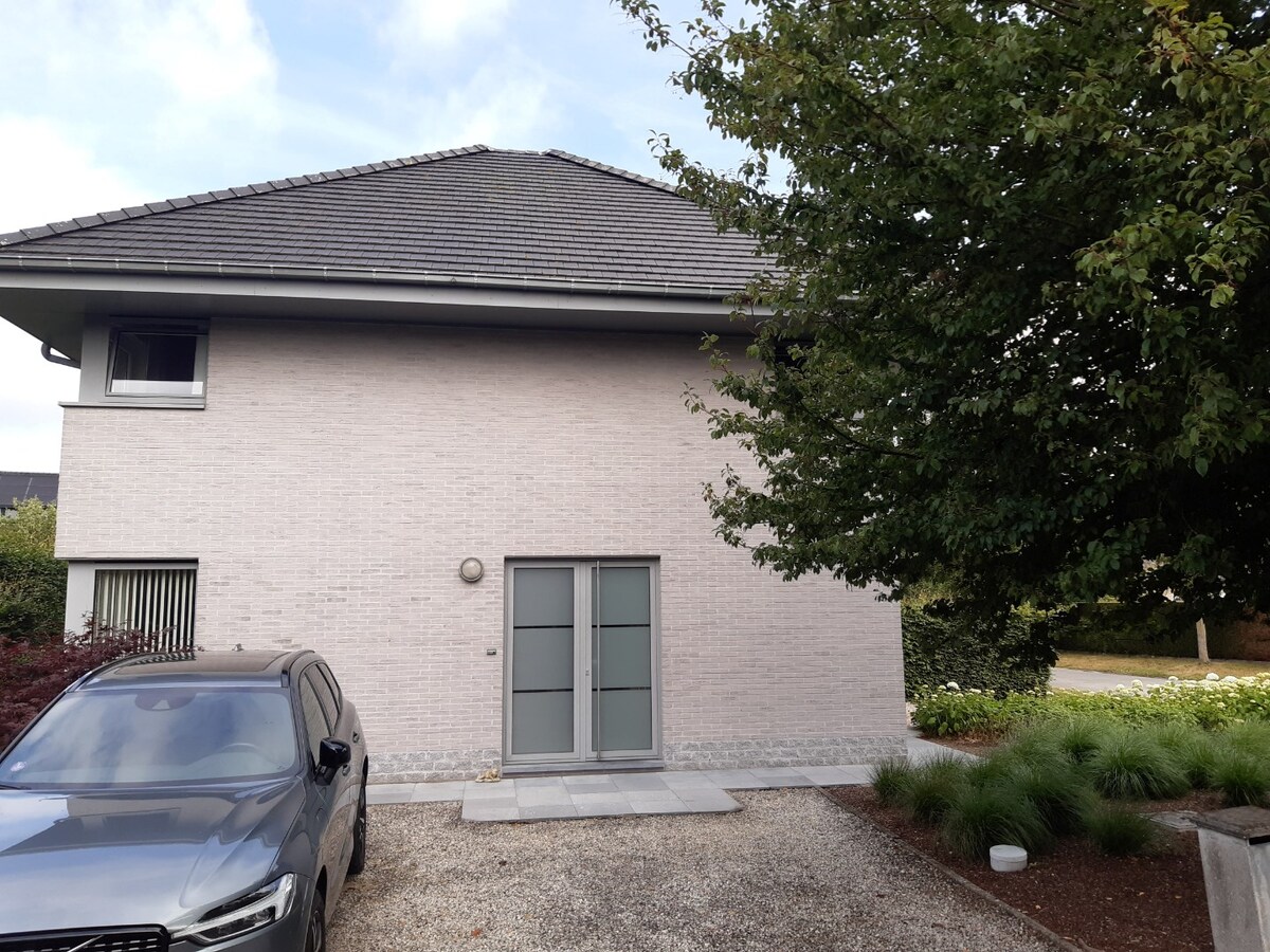 Recente, eigentijdse villa in doodlopende verkaveling ! 