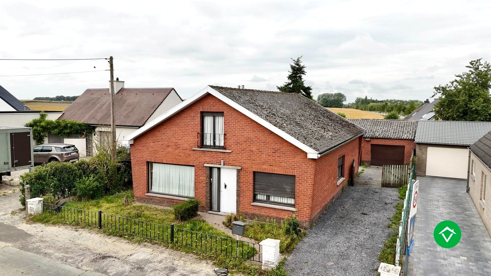 Alleenstaande woning met bakstenen garage en ruime tuin in Ichtegem 