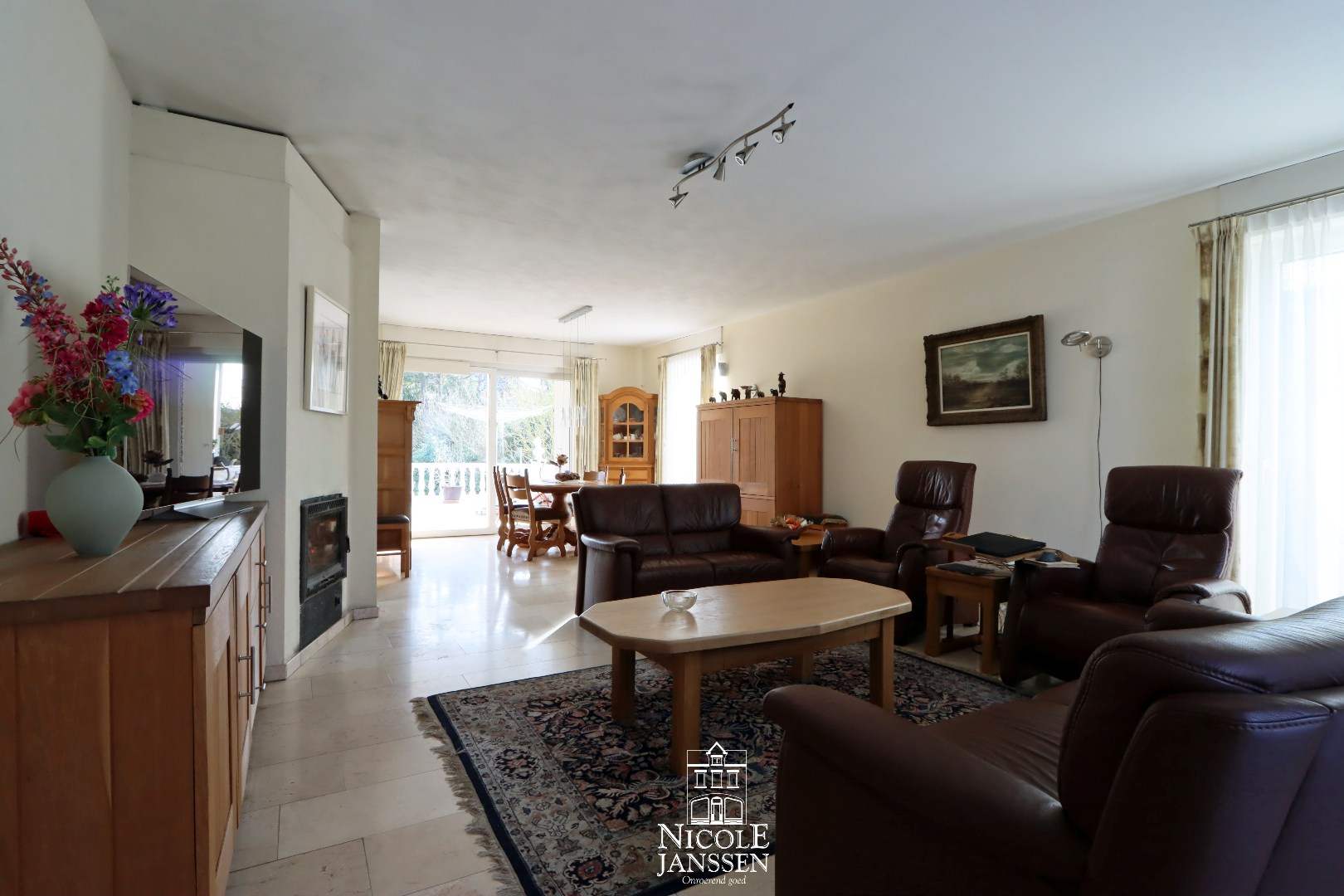 Woonkamer voorzien van inbouwhaard 