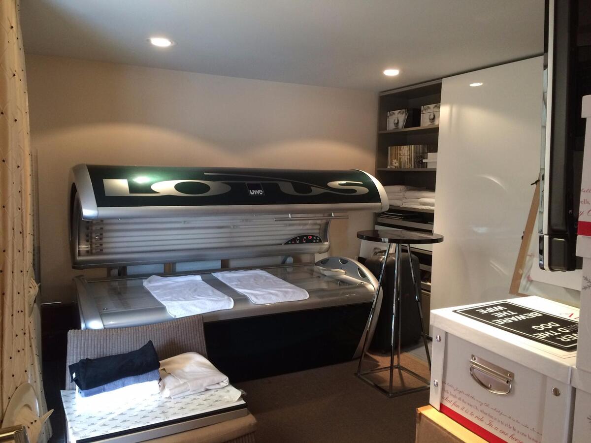 LUXUEUS GELIJKVLOERS APPARTEMENT OP TOPLIGGING MET MAGNIFIEK ZONNETERRAS/TUIN 