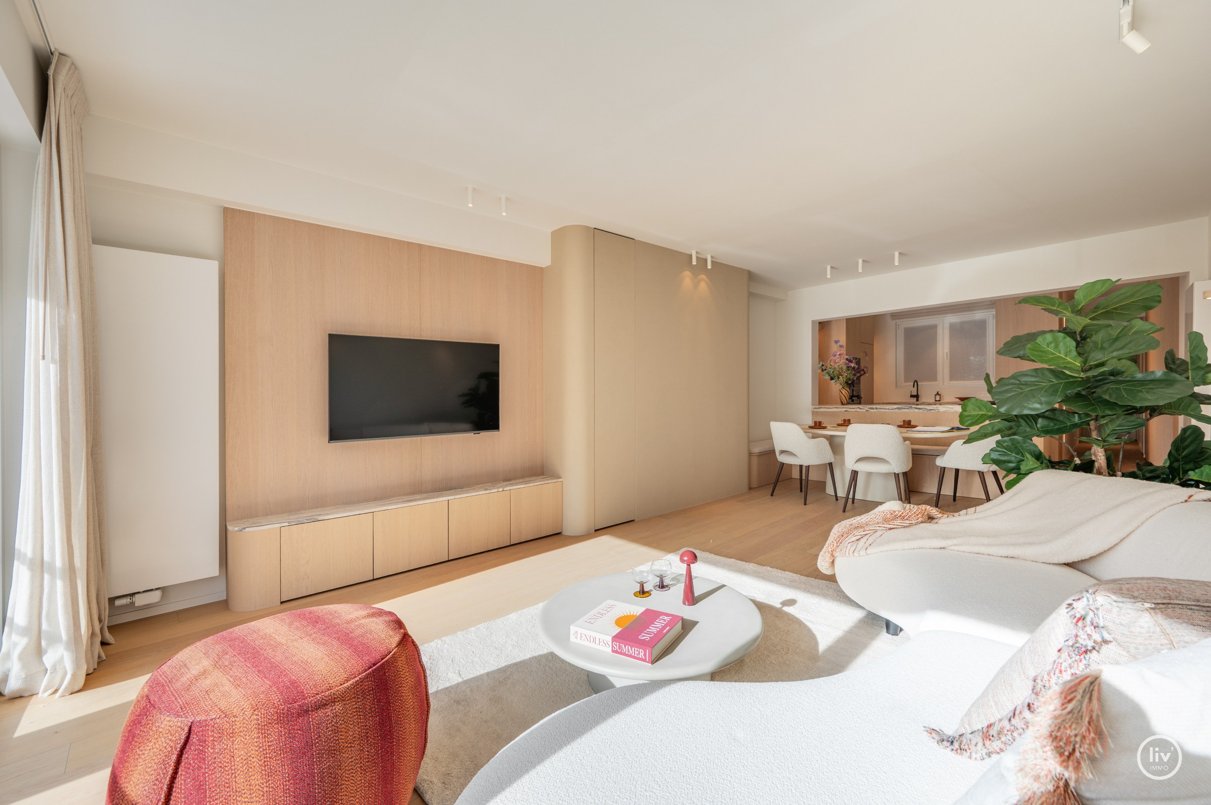 Prachtig gerenoveerd 3 slaapkamerappartement met open zichten gelegen op de Jozef Nellenslaan te Knokke. 
