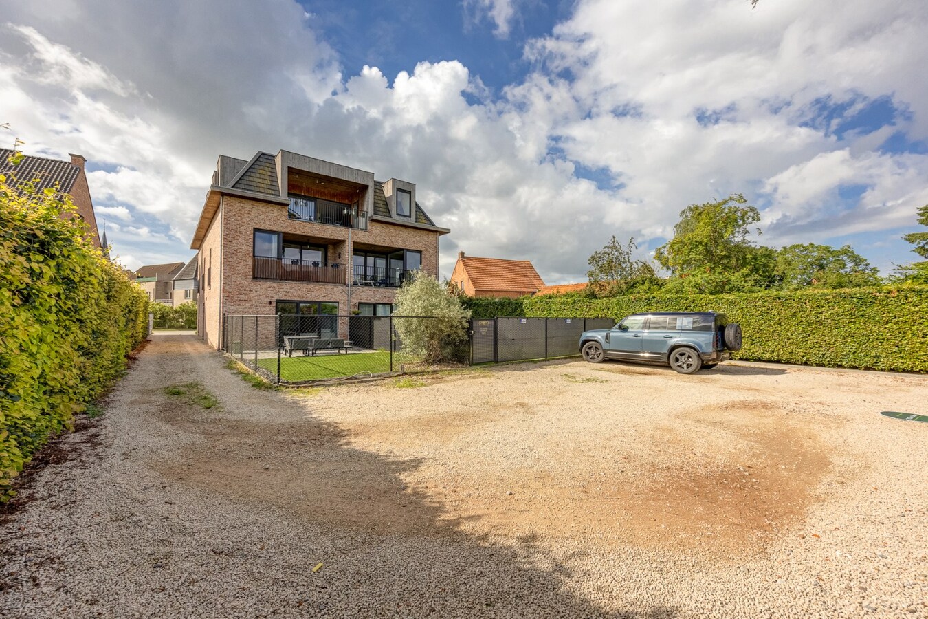 Prachtig, energiezuinig dak appartement met 3 slaapkamers, terras en carport 