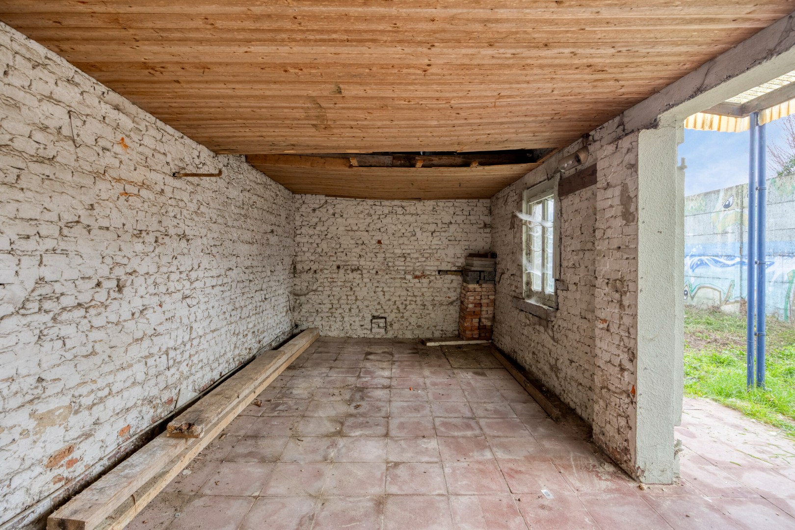 Te renoveren woning met 4 slpk. en gezellige stadstuin op een centrale ligging in Geel 