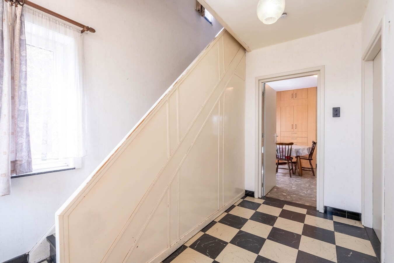 Charmante, te renoveren woning op een perceel van 9a14ca met ruime garage in achtertuin! 