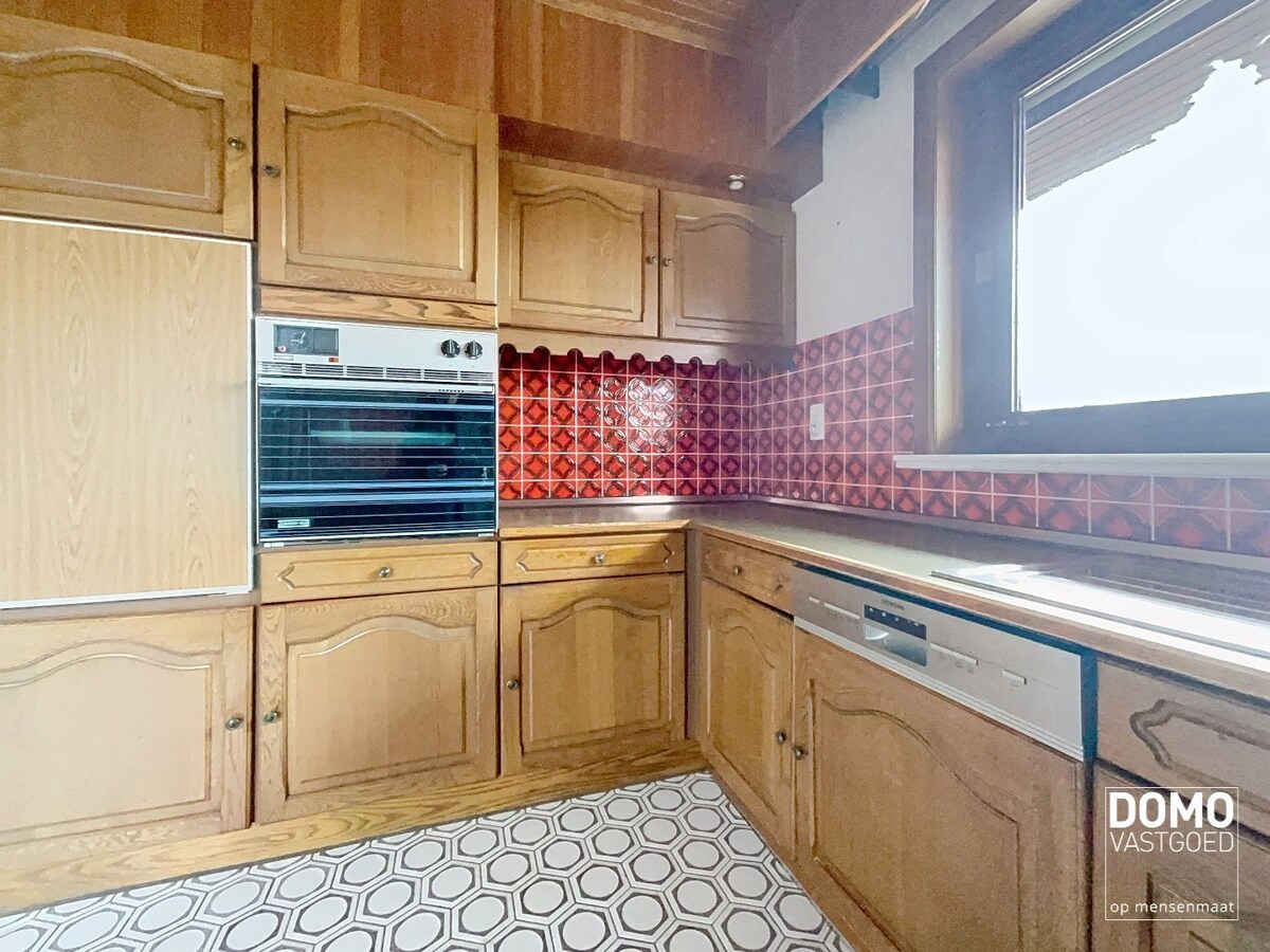 RUIME GELIJKVLOERSE WONING OPEN BEBOUWING GELEGEN OP EEN PERCEEL VAN 12a77ca TE KERMT 